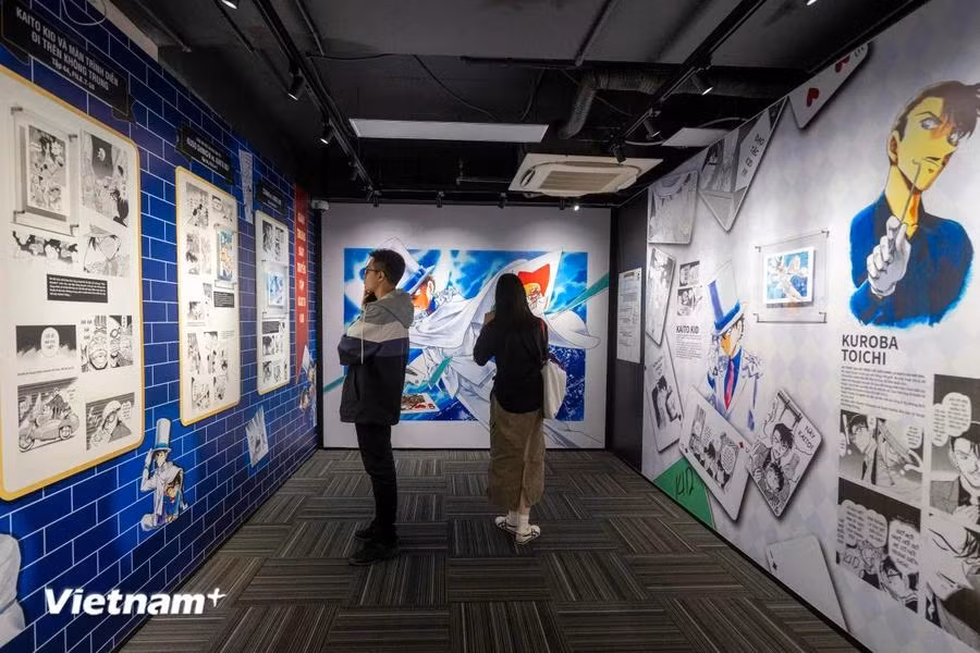Trong khuôn khổ của triển lãm, lịch sử phát triển cùng sức hấp dẫn của Thám tử lừng danh Conan được giới thiệu đến người hâm mộ thông qua những căn phòng, khu vực được bố trí theo những chủ đề khác nhau dựa trên nội dung truyện. (Ảnh: Minh Sơn/Vietnam+)