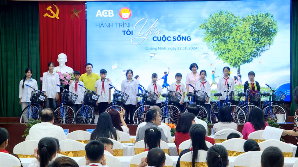 Đại diện Ban tổ chức trao tặng xe đạp...