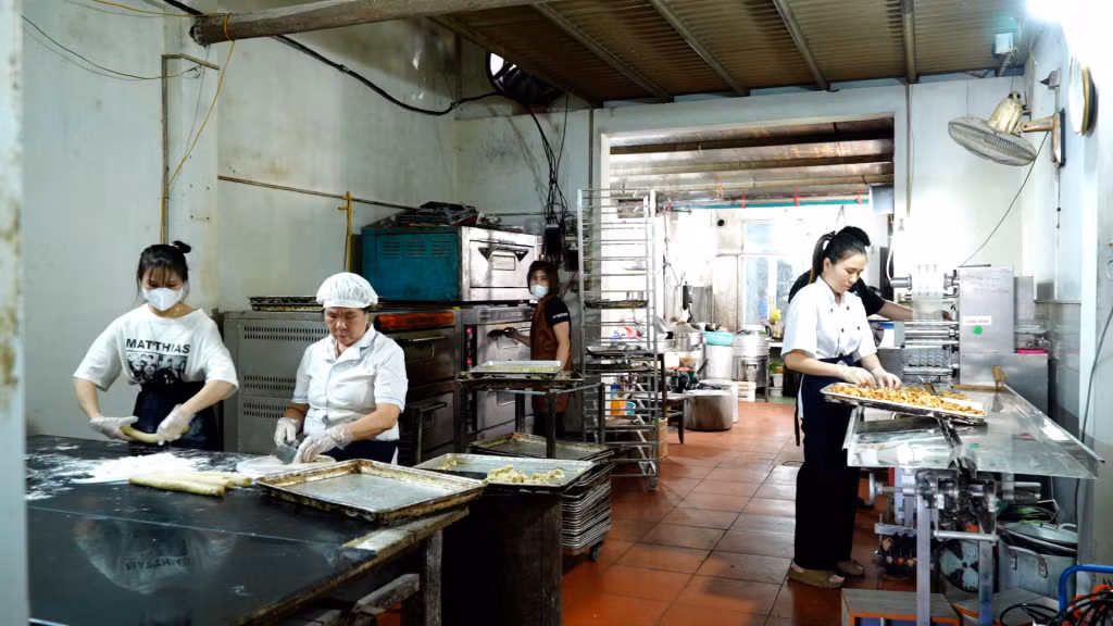 Căn bếp nhỏ của bà Thùy ngày ngày vẫn cho ra những mẻ bánh chả thơm ngon.