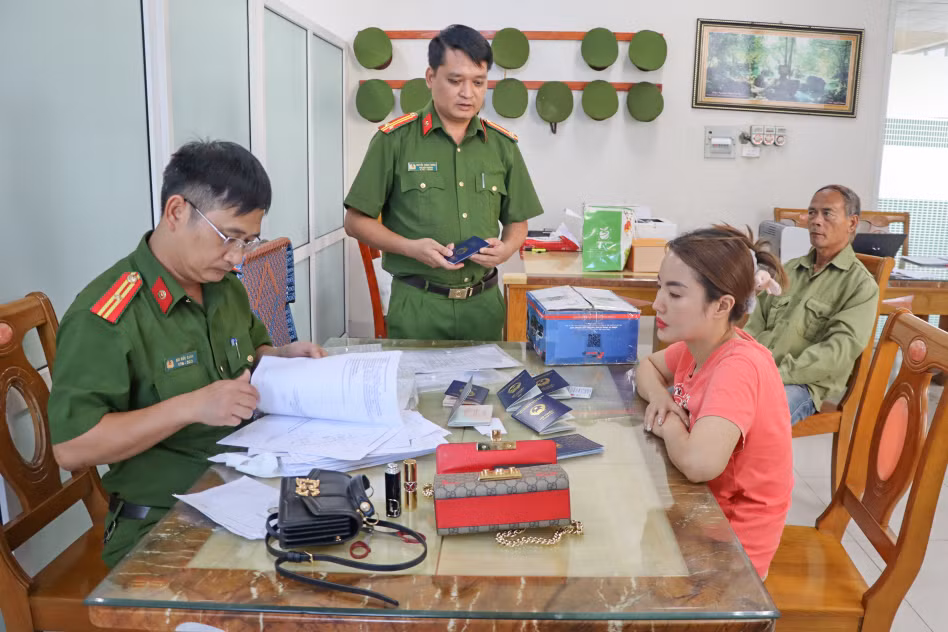 Cán bộ Cơ quan Cảnh sát điều tra (Công an tỉnh) lấy lời khai đối tượng Nguyễn Thị Hồng về hành vi lừa đảo chiếm đoạt tài sản. Ảnh: Hà Tâm (Công an tỉnh)