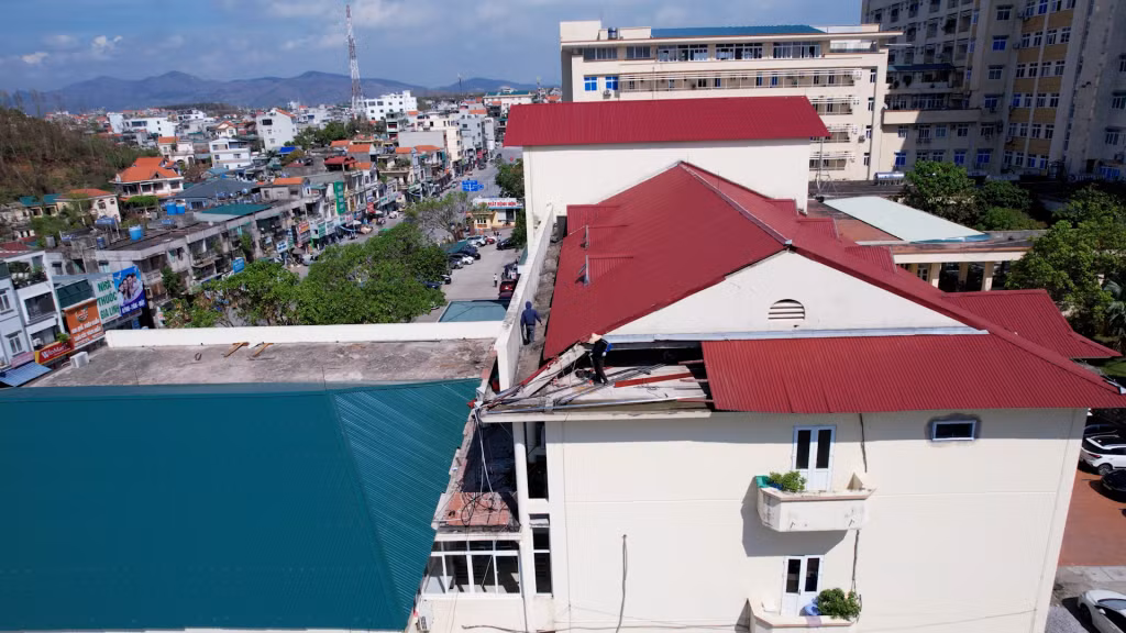 Bệnh viện Bãi Cháy sửa mái tôn bị hỏng tại tòa nhà A - khu khám bệnh. (Ảnh chụp ngày 27/9/2024)