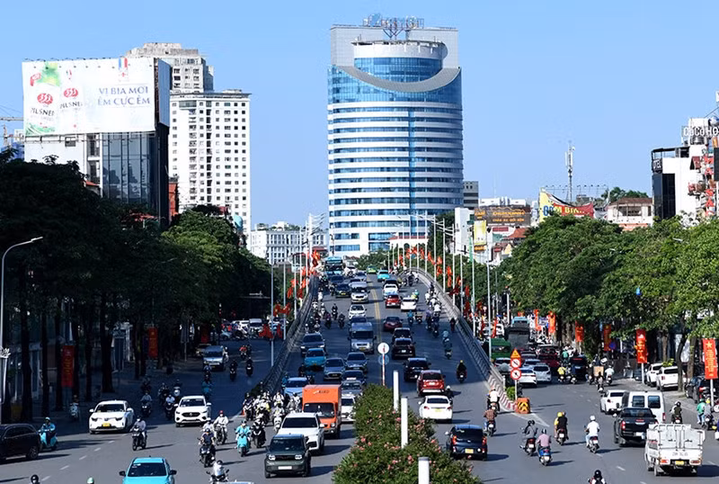 Mỗi con đường, góc phố đều rộn ràng, phản ánh niềm tin, lòng tự hào của người dân Thủ đô, gửi gắm thông điệp về một Hà Nội hiện đại nhưng không quên cội nguồn lịch sử vẻ vang.