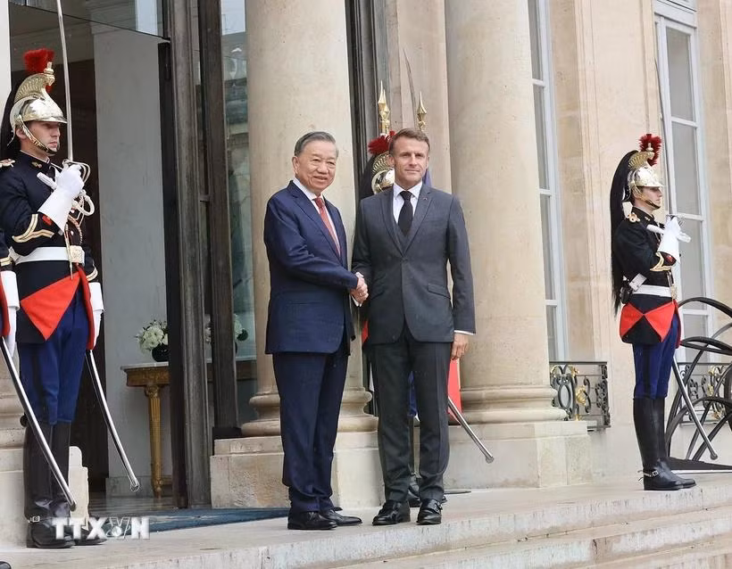 Tổng thống Pháp Emmanuel Macron đón Tổng Bí thư, Chủ tịch nước Tô Lâm. (Ảnh: Trí Dũng/TTXVN)