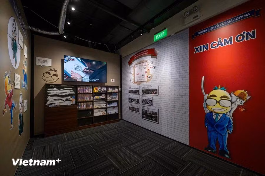 Triển lãm còn tạo ấn tượng khó quên với khu vực trưng bày đặc biệt của tác giả Gosho Aoyama - Nơi chứa những tài liệu thiết kế quý giá thời kỳ đầu của “Thám tử lừng danh Conan”. Nhiều khán giả theo dõi đoạn phim ngắn nói về tác giả Gosho Aoyama. (Ảnh: Minh Sơn/Vietnam+)