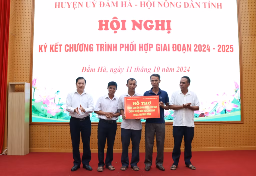 Hội Nông dân tỉnh trao hỗ trợ 1 triệu con tôm giống BODE-ECOTECH cho hội viên