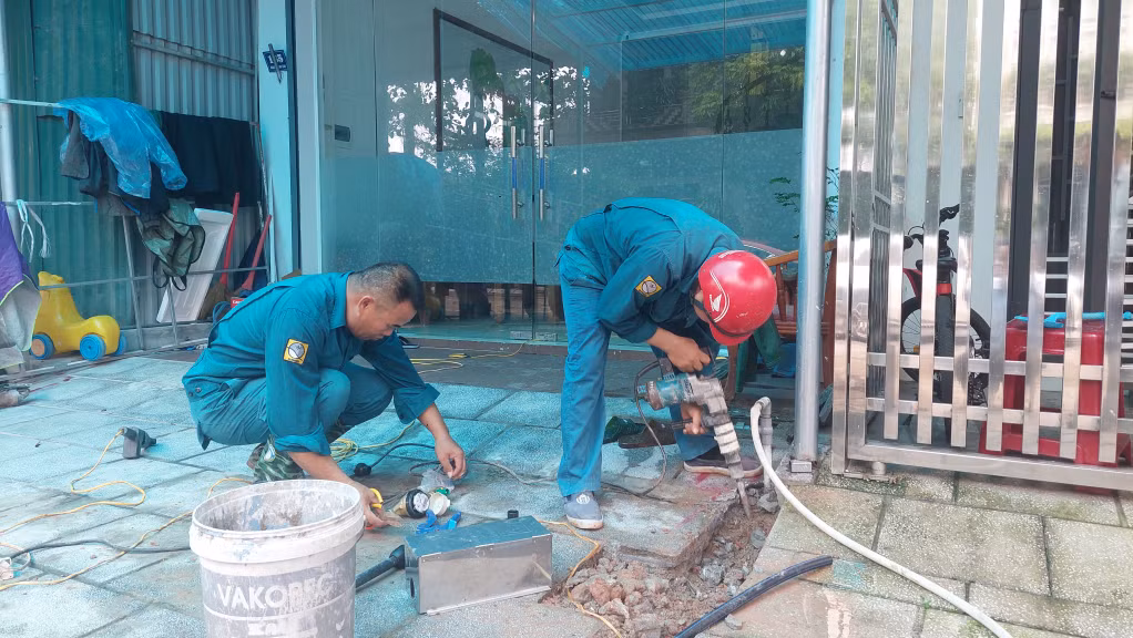 Công nhân Xí nghiệp nước Móng Cái đấu nối nước sạch cho người dân phường Ka Long