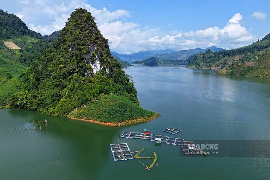Tầm nhìn ra mặt lòng hồ sông Đà từ bản Huổi Lóng.