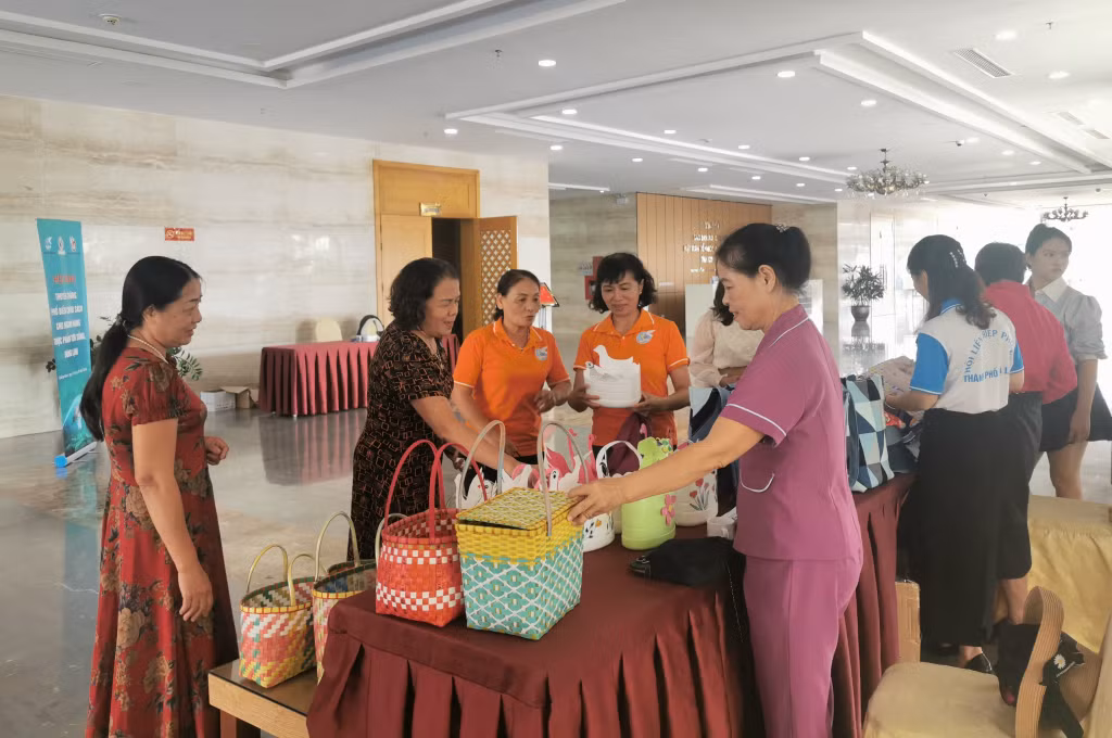 HTX Green life Hạ Long trưng bày các sản phẩm tái chế từ rác thải nhựa.