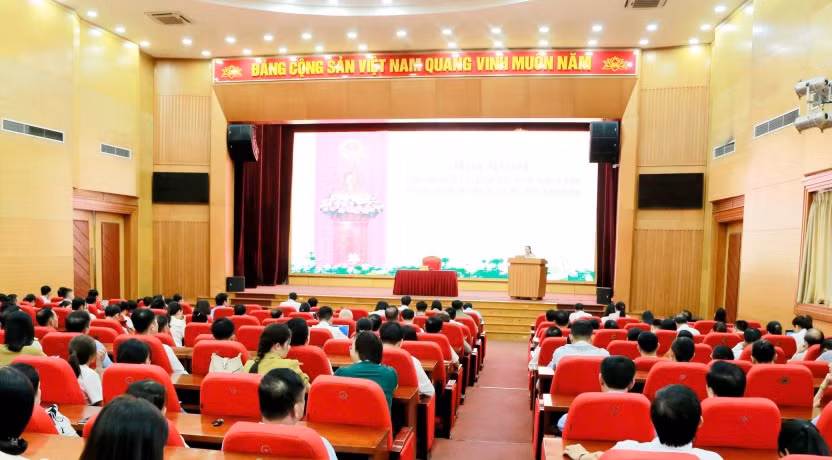 Quang cảnh hội nghị tiếp xúc cử tri.