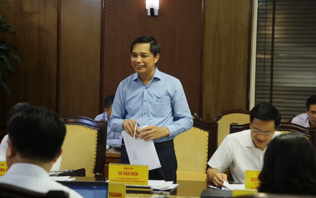 Đồng chí Vũ Văn Diện, Phó Chủ tịch Thường trực UBND tỉnh phát biểu tại hội nghị.