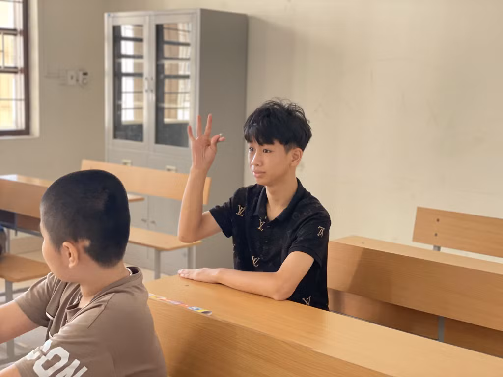 Em Nguyễn Quốc Triệu giới thiệu tên mình bằng ngôn ngữ ký hiệu.