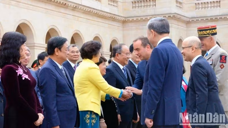 Lễ đón chính thức Tổng Bí thư, Chủ tịch nước Tô Lâm cùng Đoàn đại biểu cấp cao Việt Nam thăm chính thức Cộng hòa Pháp diễn ra trọng thể tại Điện Invalides, thủ đô Paris.