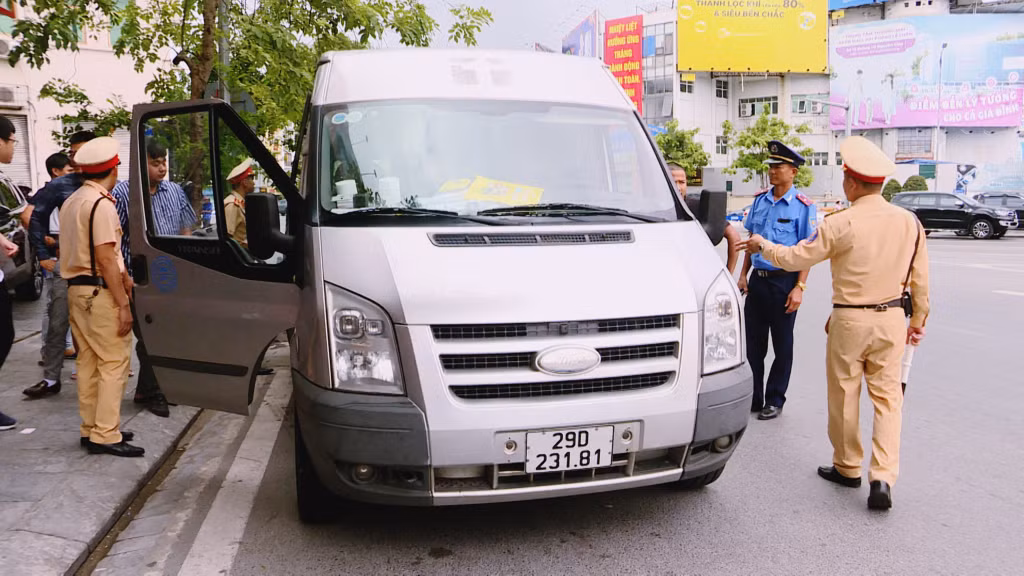 Các lực lượng chức năng của tỉnh kiểm tra phương tiện kinh doanh vận tải. Ảnh: Hồng Việt