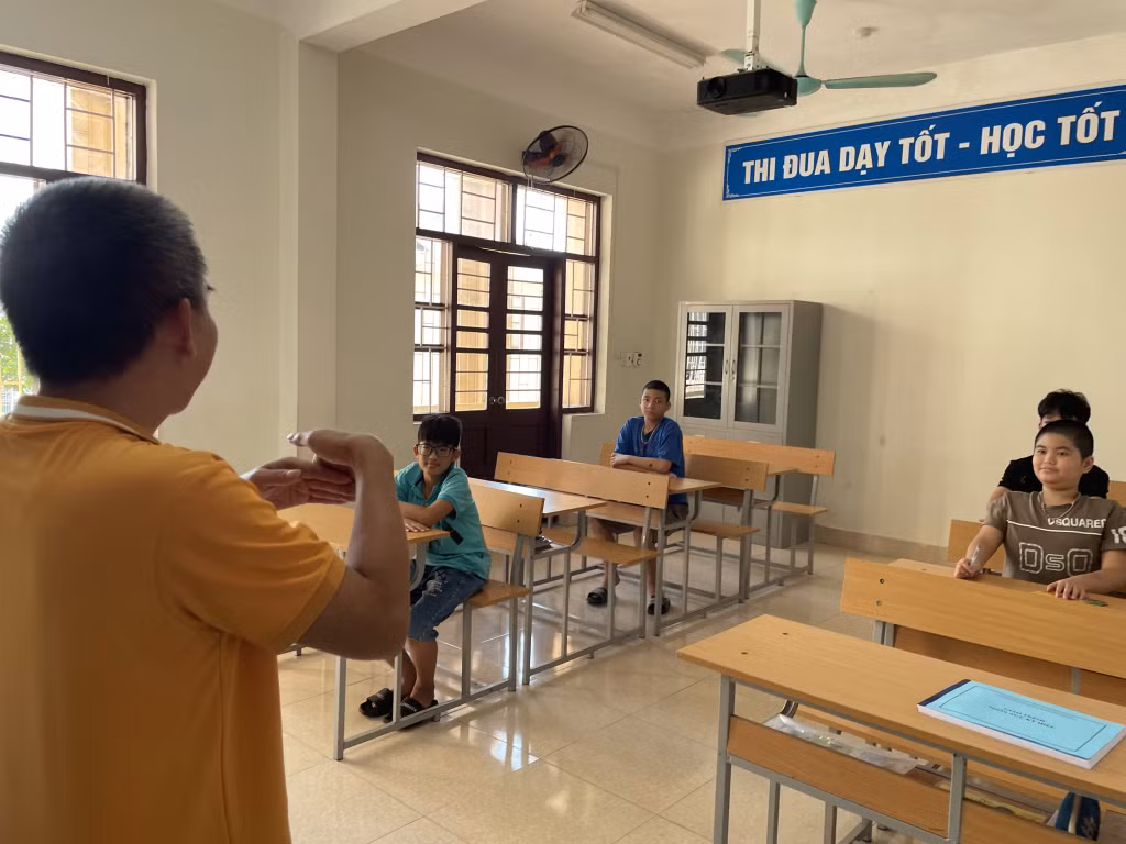 Ở lớp học đặc biệt này, thầy và trò giao tiếp với nhau bằng ngôn ngữ ký hiệu.