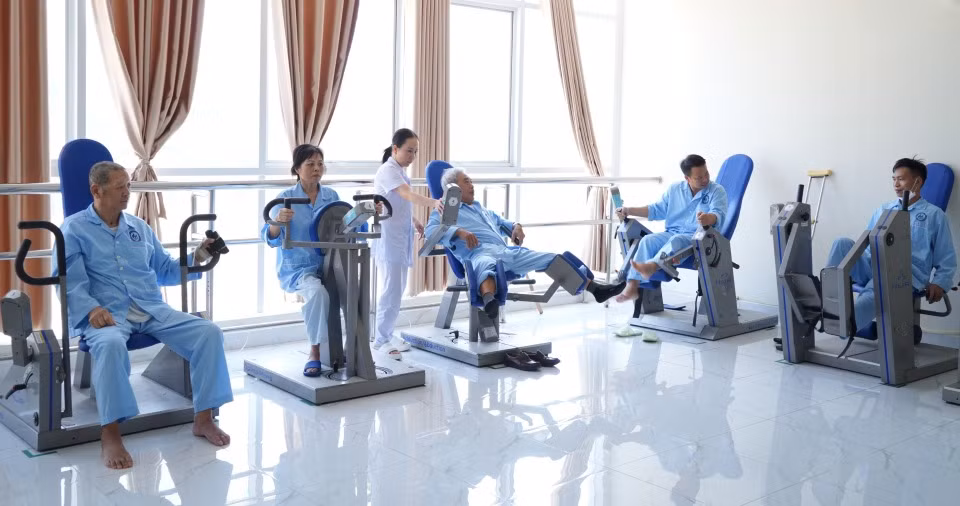 Cán bộ y tế Bệnh viện Lão khoa - Phục hồi chức năng tỉnh hướng dẫn bệnh nhân tập phục hồi.