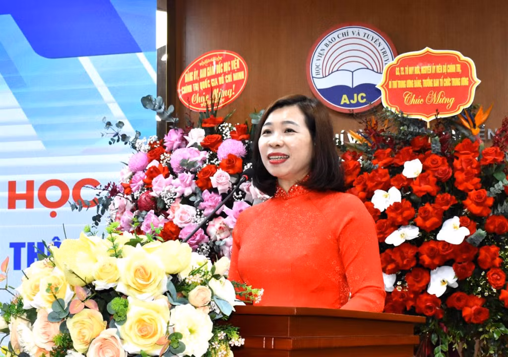 PGS, TS Nguyễn Thị Trường Giang, Phó Giám đốc Học viện, Tổng biên tập Tạp chí LLCT&amp;TT phát biểu tại buổi Lễ.