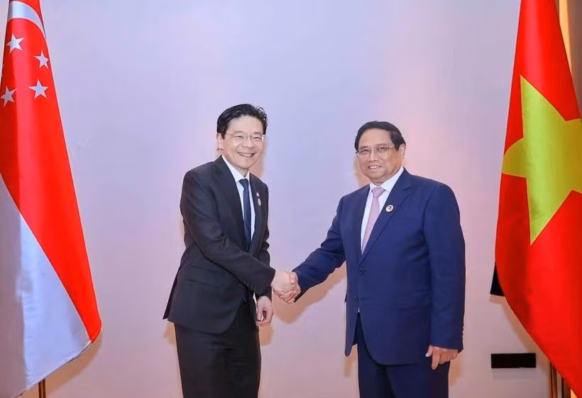 Thủ tướng Phạm Minh Chính gặp Thủ tướng Singapore Lawrence Wong. (Ảnh: Dương Giang/TTXVN)