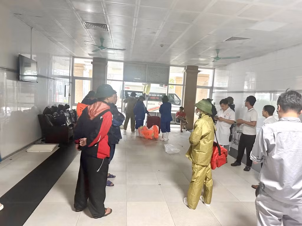Đội cấp cứu cơ động của Trung tâm Y tế TX Quảng Yên chuẩn bị đi đón bệnh nhân cấp cứu trong bão số 3. (Ảnh đơn vị cung cấp)