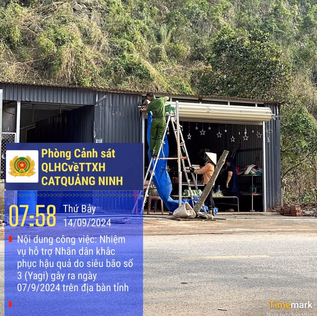 CBCS đơn vị giúp người dân lợp lại mái nhà, cửa cuốn bị thiệt hại do bão số 3.