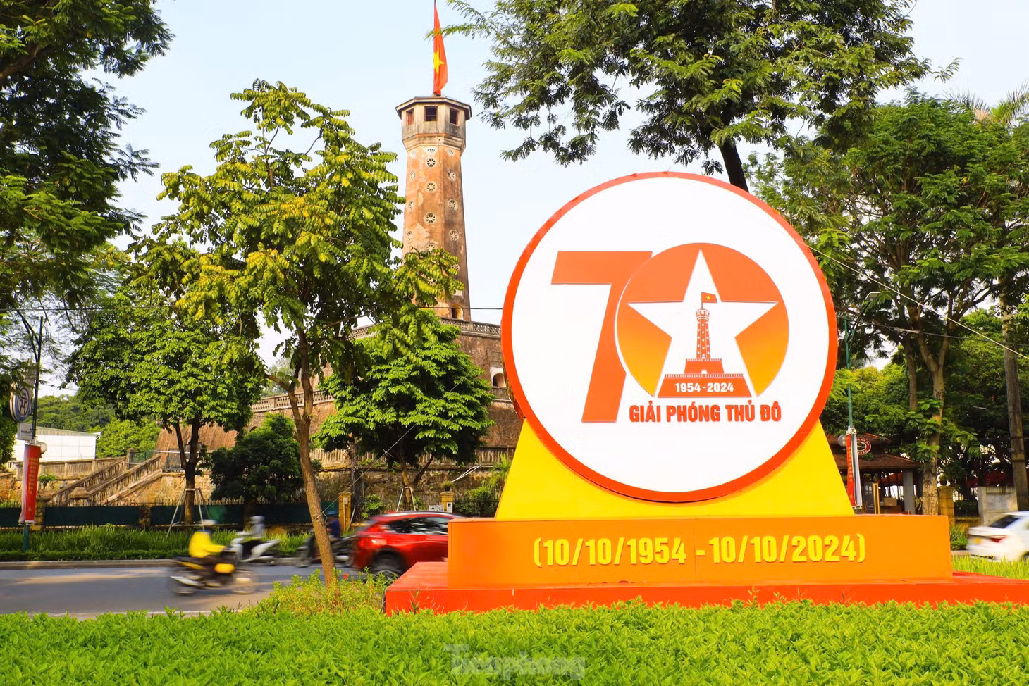 Cột cờ Hà Nội nằm tại số 28A đường Điện Biên Phủ, quận Ba Đình, Hà Nội thuộc khuôn viên Bảo tàng Lịch sử Quân sự Việt Nam. Cột cờ Hà Nội được đánh giá là công trình còn nguyên vẹn và hoành tráng nhất trong quần thể di tích lịch sử Hoàng thành Thăng Long.