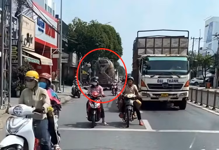 Xe bồn trộn bê tông lưu thông ngược chiều trên Tỉnh lộ 8 (huyện Củ Chi) được người dân quay lại. Ảnh: PC08