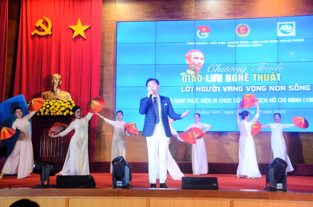 Ca sỹ - Nhạc sỹ trẻ Bùi Tuấn Ngọc biểu diễn ca khúc "Đất nước nâng bước ta đi" thể hiện sự biết ơn, trân trọng của thế hệ trẻ với những anh hùng đã hi sinh vì độc lập dân tộc.