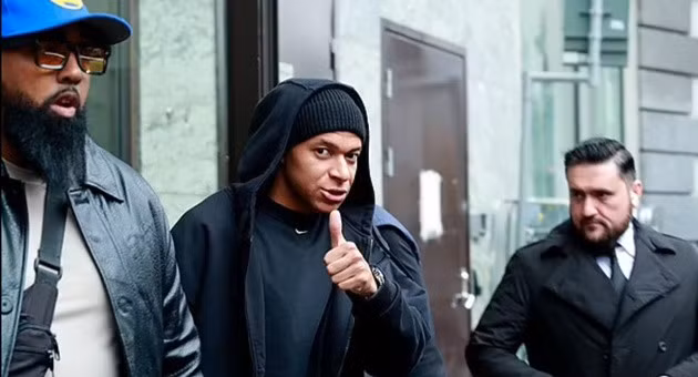 Mbappe đã đến Thụy Điển cùng bạn bè.