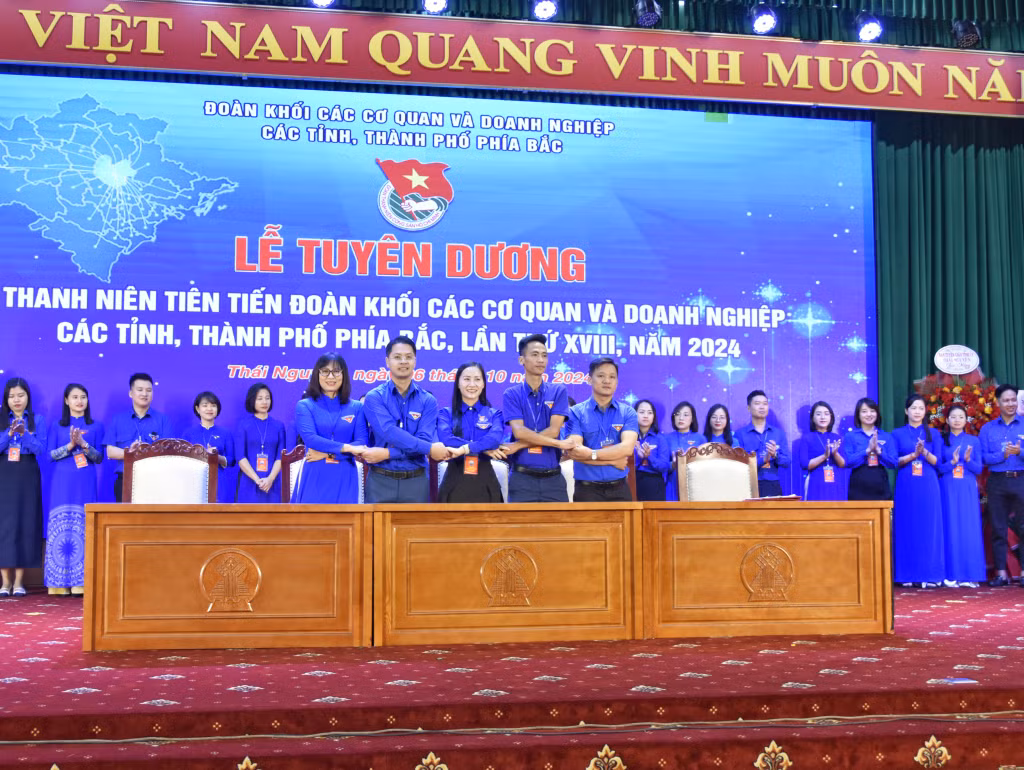 Đoàn Thanh niên Khối các cơ quan tỉnh Quảng Ninh tham gia ký kết giao ước thi đua với các tỉnh, thành phố phía Bắc.