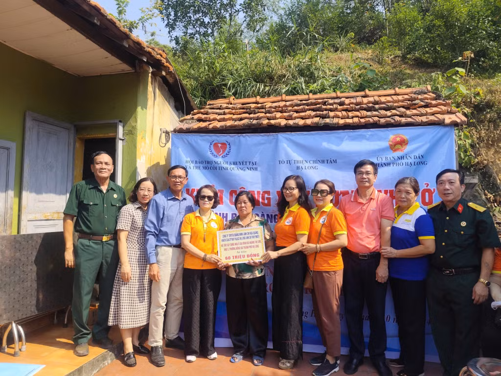 Hội Bảo trợ Người khuyết tật và Trẻ mồ côi tỉnh cùng nhà tài trợ trao hỗ trợ 60 triệu đồng cho gia đình bà Hoàng Thị Sim xây nhà mới