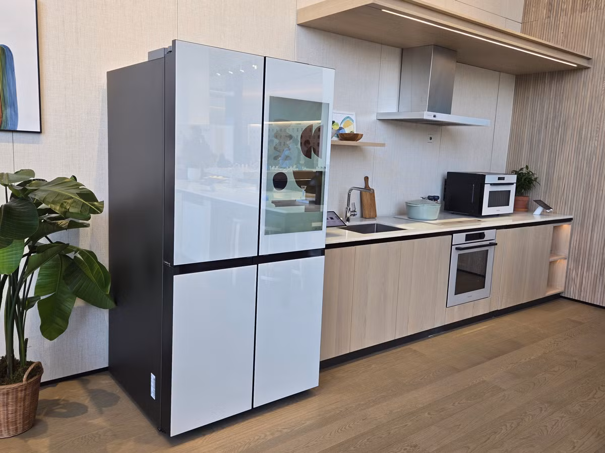 Tủ lạnh Bespoke Family Hub mới ra mắt tại IFA 2024 cũng đã có hàng mẫu tại Việt Nam nhưng chưa có giá.