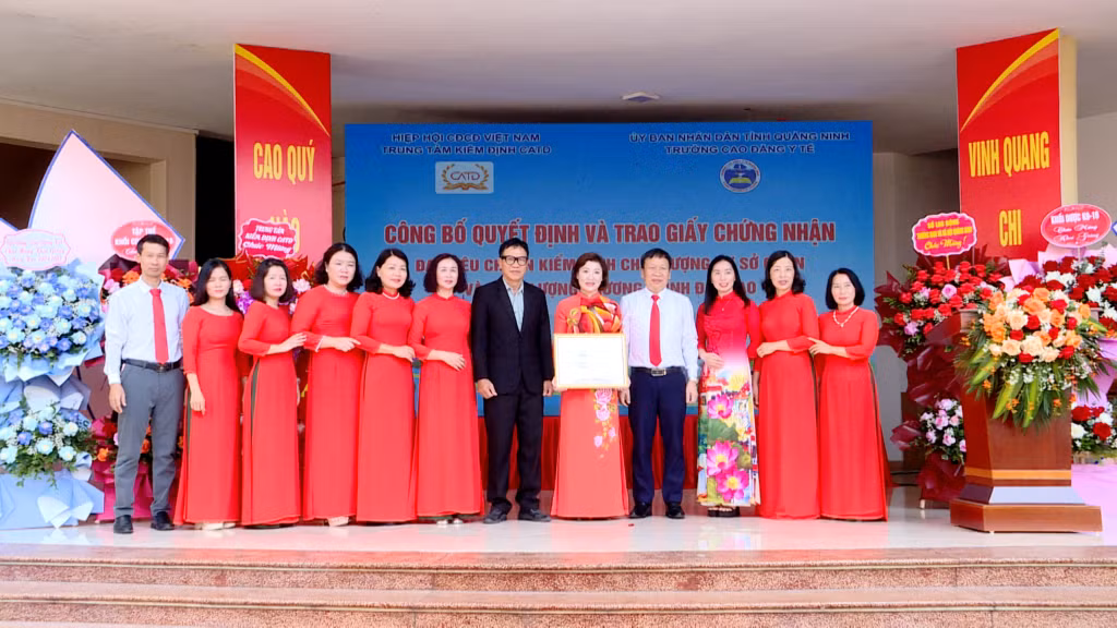 Trường Cao Đẳng Y tế Quảng Ninh đón nhận Chứng nhận kiểm định chất lượng cơ sở giáo dục nghề nghiệp và Chứng nhận kiểm định đối với 02 nghề đào tạo mũi nhọn là cao đẳng dược và cao đẳng điều dưỡng.