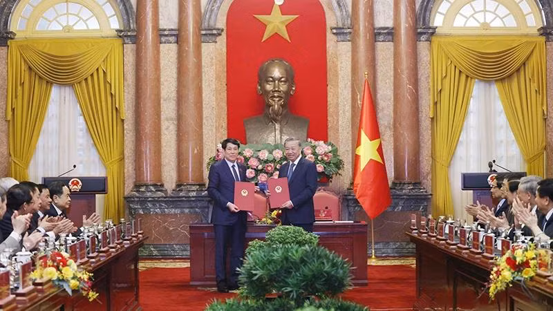Tổng Bí thư Tô Lâm và Chủ tịch nước Lương Cường trao Biên bản bàn giao công tác của Chủ tịch nước. (Ảnh: TTXVN)