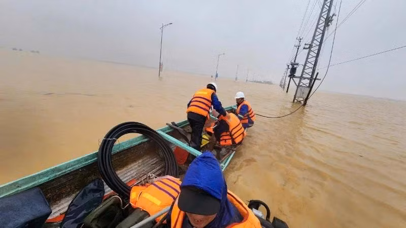 Điện lực Quảng Bình huy động cán bộ, công nhân sử dụng thuyền máy đi kiểm tra đường dây ngay khi gió bão vừa giảm.