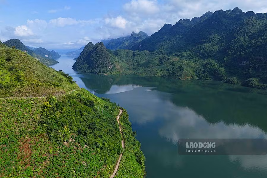 Với chiều dài khoảng 50km chảy qua các xã Tủa Thàng, Huổi Só và Sín Chải, sông Đà đã tạo nên một khung cảnh thiên nhiên hùng vĩ, thơ mộng, là điểm đến hấp dẫn cho nhiều du khách.