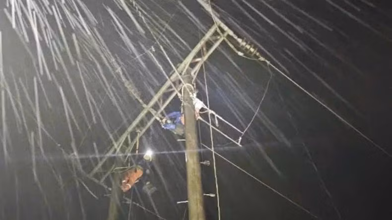 Công nhân Điện lực Quảng Trị làm việc xuyên đêm để kịp thời cấp điện phục vụ sản xuất, đời sống.