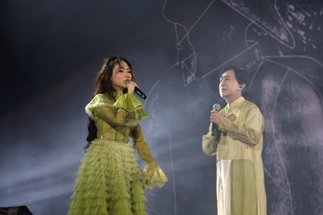 Phương Mỹ Chi hát cải lương cùng Kim Tử Long - Ảnh: HUY ĐOÀN