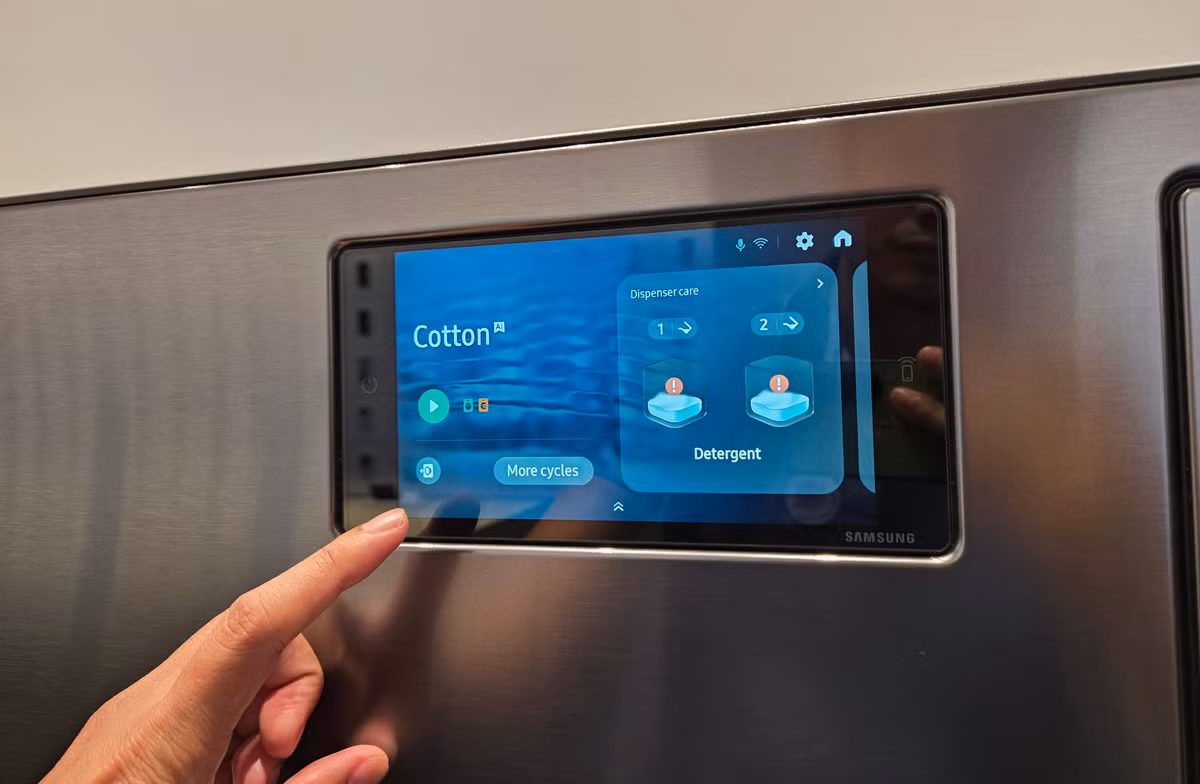 Màn hình LCD 7 inch điều khiển chức năng với độ nét cao, hỗ trợ cảm ứng.