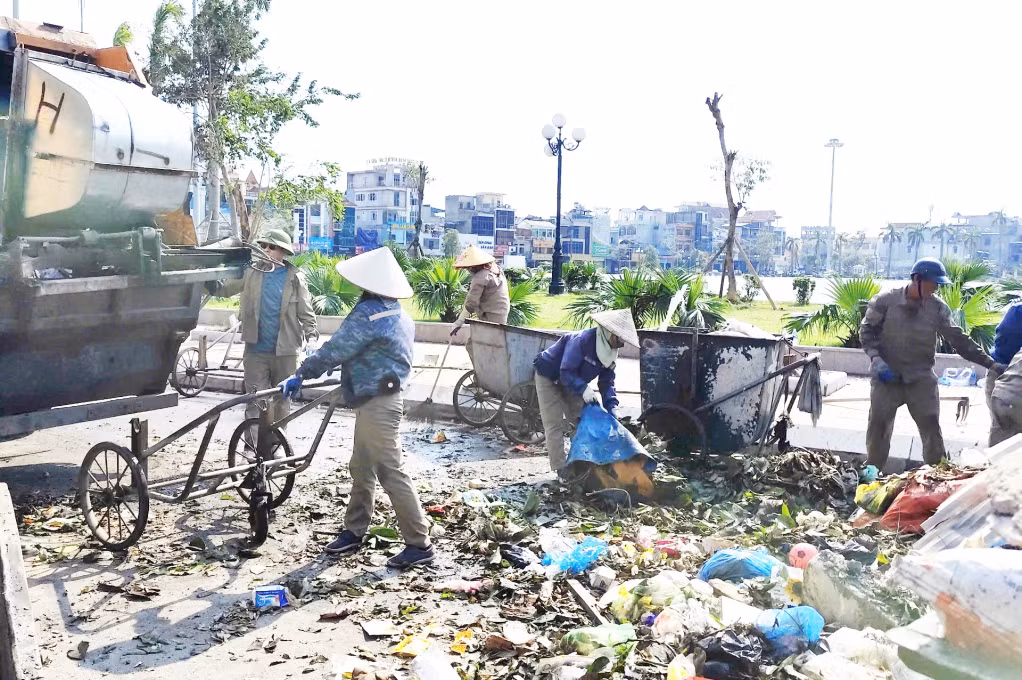 Công nhân Công ty CP Môi trường đô thị Cẩm Phả dọn rác thải tại các tuyến phố thuộc phường Cẩm Tây.