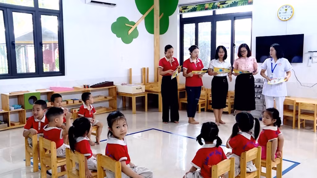 Nhân viên y tế TX Quảng Yên hướng dẫn giáo viên tại một trường mầm non các biện pháp phòng bệnh cho trẻ thời điểm giao mùa.