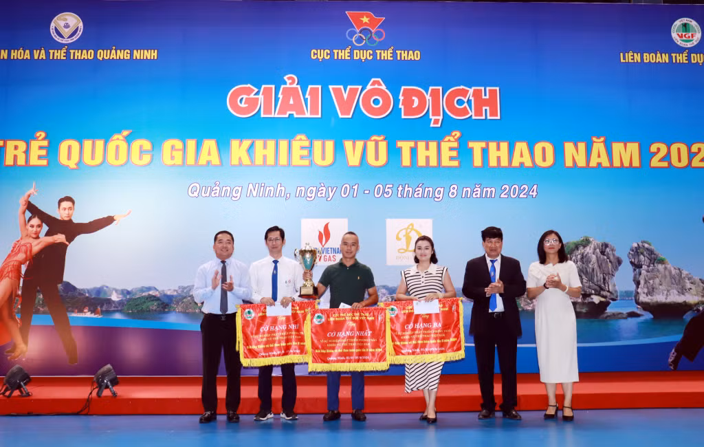 Quảng Ninh là một trong các địa phương được Cục TDTT tặng cờ vinh danh vì sự nghiệp phát triển phong trào môn khiêu vũ thể thao.