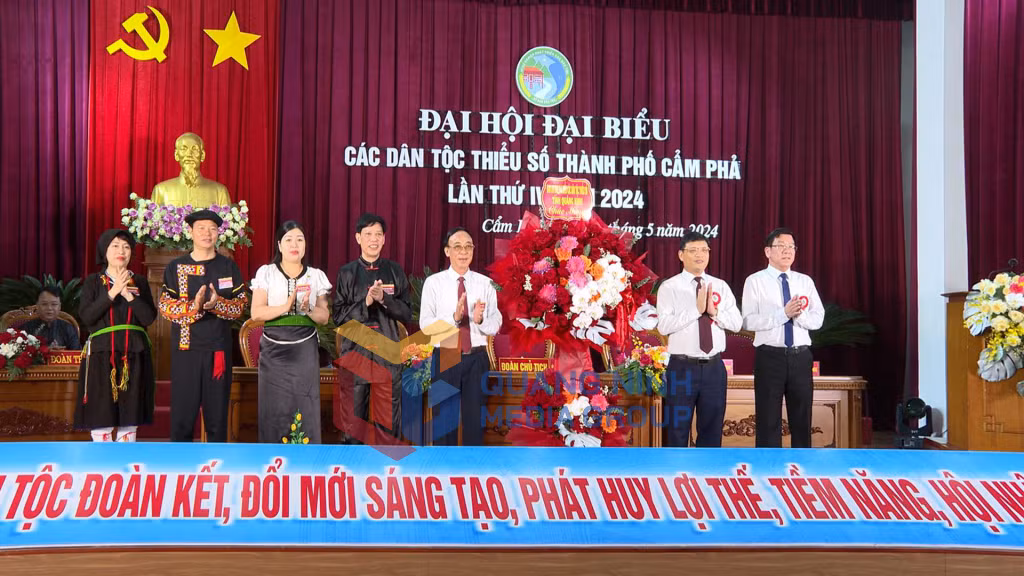 Đồng chí Nghiêm Xuân Cường, Phó Chủ tịch UBND tỉnh tặng hoa chúc mừng Đại hội (10-2024). Ảnh: Bảo Long