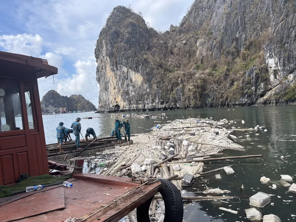 Lực lượng chức năng của TP Cẩm Phả thu gom rác trên biển.