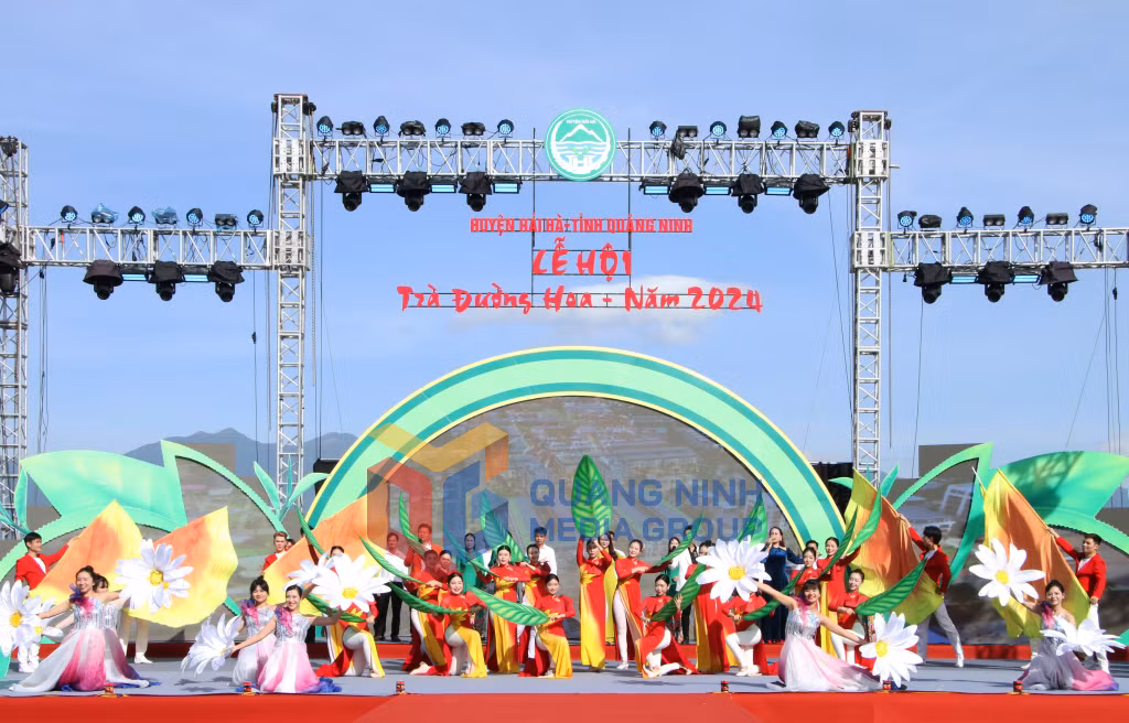 2024-10_Lễ hội Trà Đường Hoa năm 2024- Du khách hào hứng check-in tại đồi chè. Ảnh Nguyễn Dung