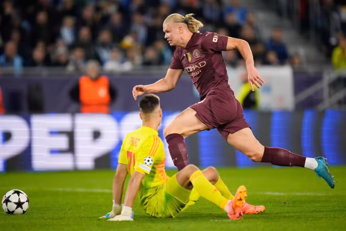 Tình huống Haaland rê qua thủ môn trước khi ghi bàn vào lưới Slovan Bratislava ở lượt hai Champions League trên sân Quốc gia Slovakia tối 1/10/2024. Ảnh: AP