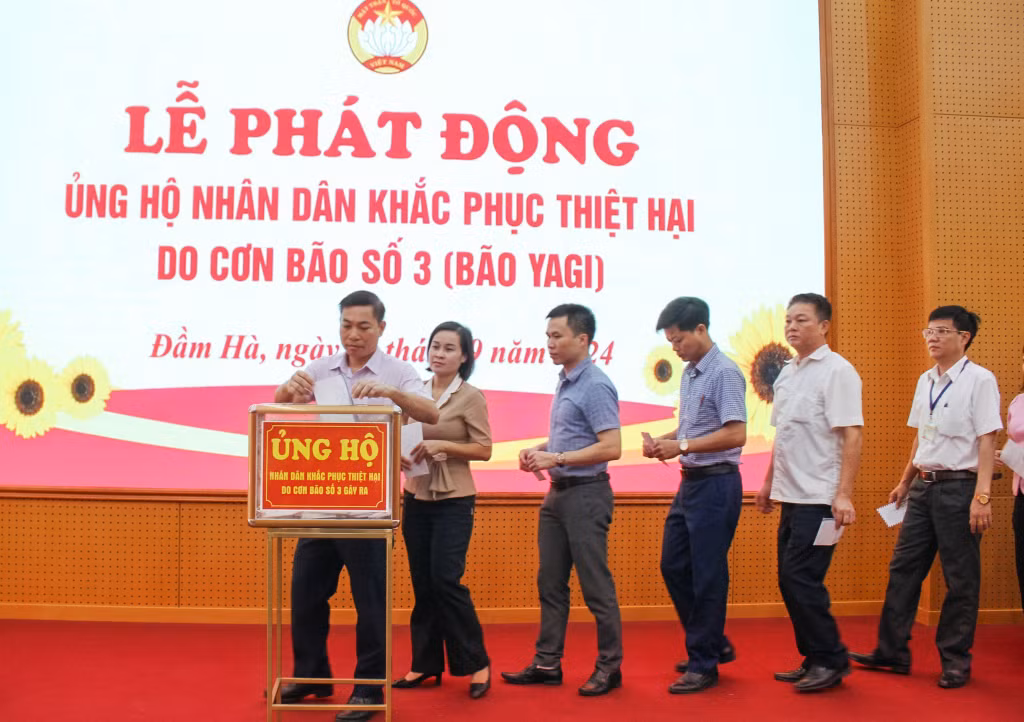 CBCCVC huyện Đầm Hà ủng hộ nhân dân khắc phục thiệt hại do cơn bão tại lễ phát động cấp huyện. Toàn bộ số tiền được chuyển đến quỹ chung do Ủy ban MTTQ tỉnh quản lý. Ảnh: Quốc Nghị (CTV)