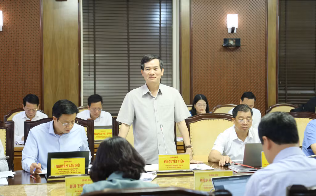 Đồng chí Vũ Quyết Tiến, Ủy viên Ban Thường vụ Tỉnh ủy, Bí thư Thành ủy Hạ Long, phát biểu tại hội nghị.