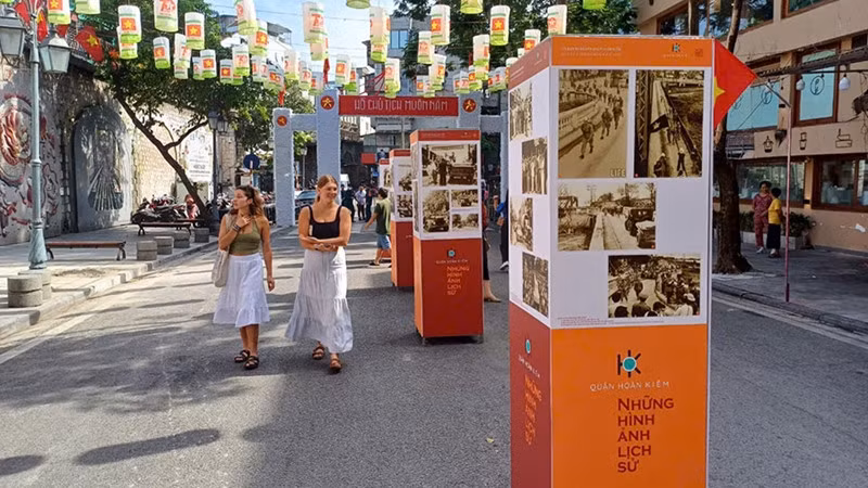 Triển lãm hình ảnh lịch sử về Ngày Giải phóng Thủ đô trên phố Phùng Hưng, (Hoàn Kiếm, Hà Nội).