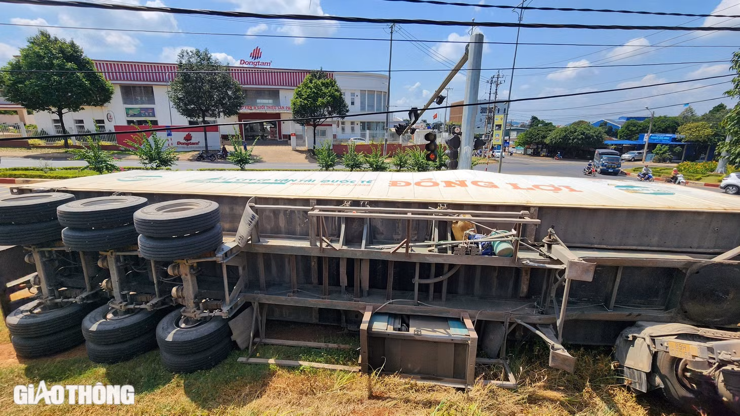 Thùng container lật nghiêng. Ảnh: N.H