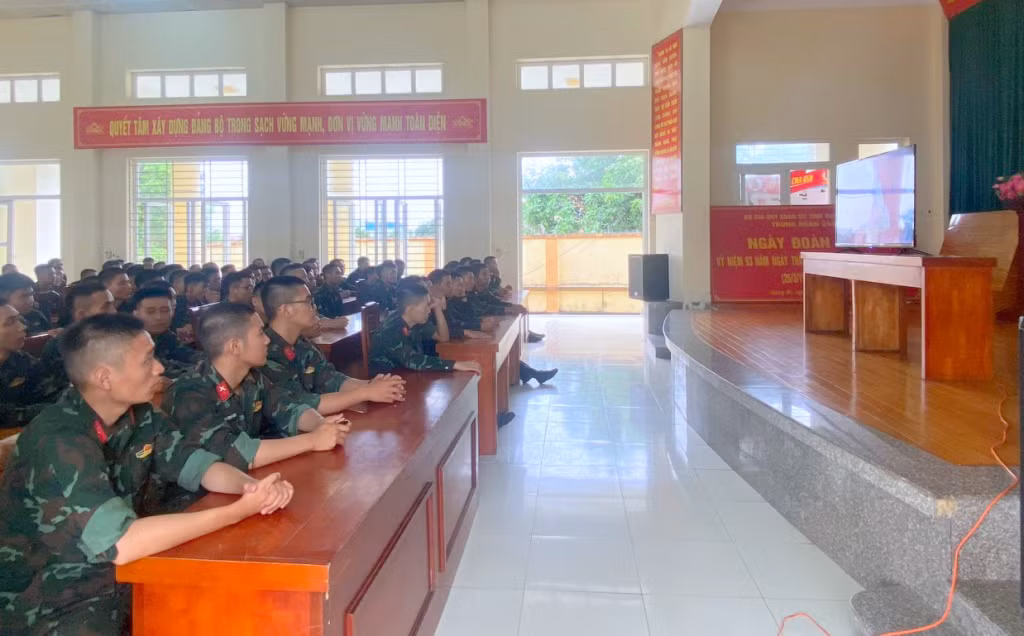 CBCS Trung đoàn 244 (Bộ CHQS tỉnh) theo dõi Lễ kỷ niệm 70 năm Chiến thắng Điện Biên Phủ qua tivi. Ảnh: Bộ CHQS tỉnh