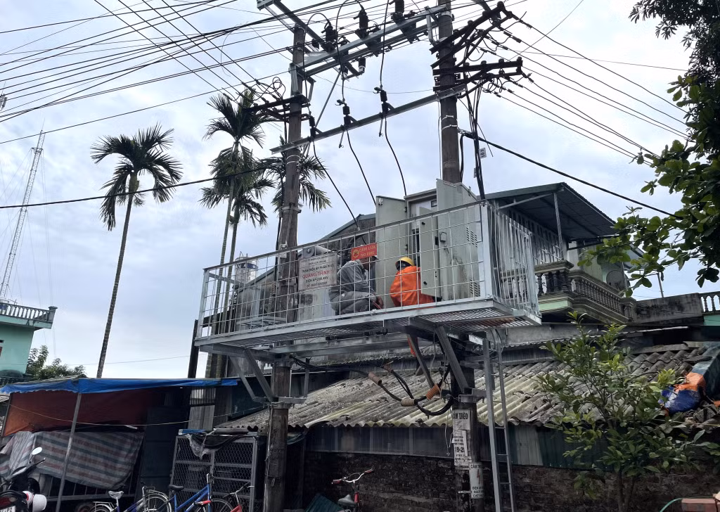 Điện lực Hải Hà đang tiến hành kéo dây đấu nối cho các hộ khách hàng sang đường dây mới đảm bảo nguồn cấp điện ổn định trong thời gian tới.